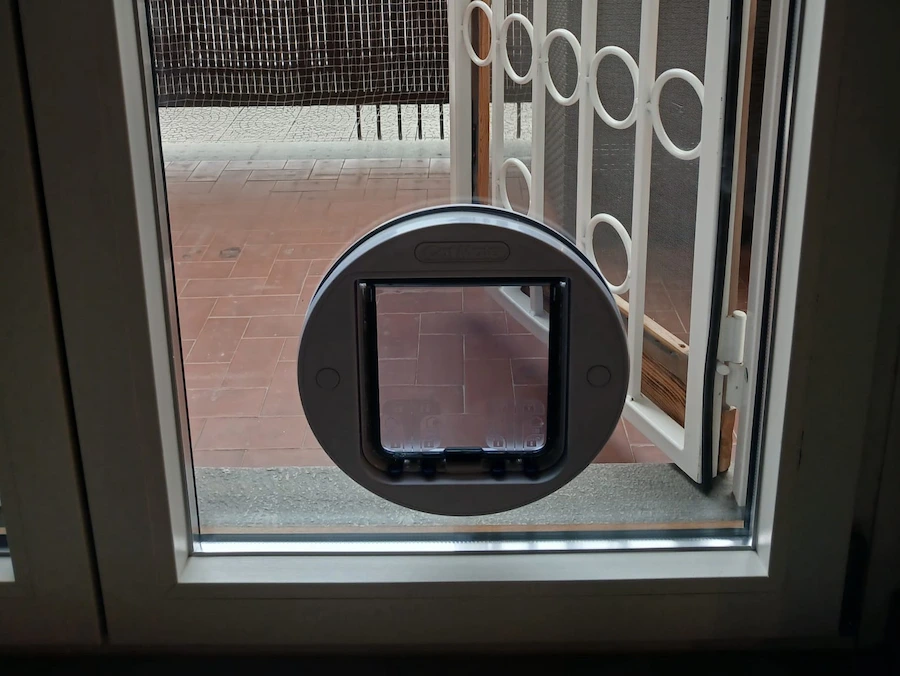 Installazione gattaiole su vetro e posa specchi su misura a domicilio a Torino
